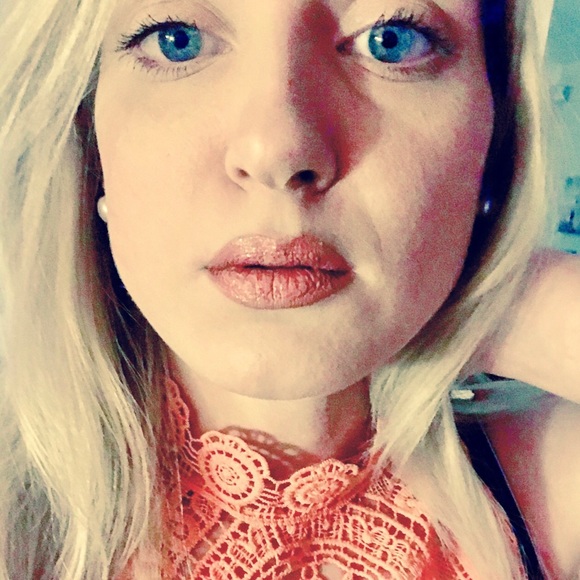 Meet your Posher, Nicole - Picture 4 of 4